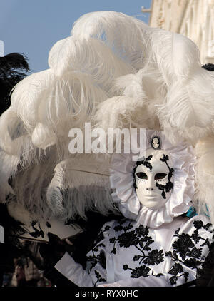 Frau gekleidet in traditionelle Maske und schwarzen und weißen Kostüm für Karneval in Venedig, Piazza San Marco, Venedig, Venetien, Italien Stockfoto