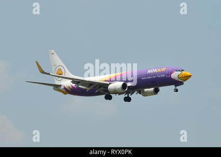 Bangkok, Thailand - 23.April 2018. Eine Boeing 737-800 der Nok Air Flugzeug Landung in Bangkok Suvarnabhumi Airport (BKK). Stockfoto