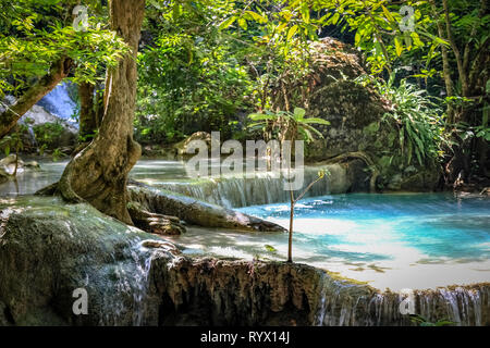 Nahaufnahme von einem klaren, blauen Wasser und eine kurze Wasserfalls Erawan Nationalpark Stockfoto
