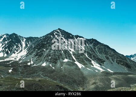 Schneebedeckte Berge, blauer Himmel mit Wolken im Süden. getönten Foto Stockfoto