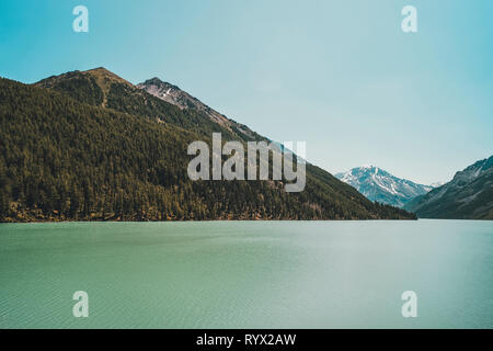 Helle Abend. See Kucherlinskoe. Ruhe, Gelassenheit. Altai Gebirge, Sibirien. Russland. Kristallklares Wasser im Bergsee. Tierwelt der Taiga Stockfoto