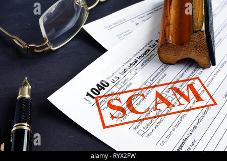 IRS tax scam. 1040 Form und roten Stempel. Stockfoto