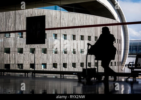 Roissy-en-France (Paris, Frankreich). Den Flughäfen Roissy Charles-de-Gaulle, auch bekannt als Flughafen Roissy. Schatten und Lichter. Silhouette einer Frau, Trave Stockfoto