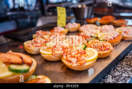Verschiedene Meeresfrüchte in den Regalen der Fischmarkt in Norwegen, Bergen Stockfoto