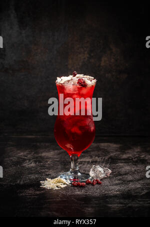 Frische Erdbeere Cocktail. Frische Sommer Cocktail mit Erdbeer Sirup und Eiswürfel, mit Kokos Späne eingerichtet Stockfoto