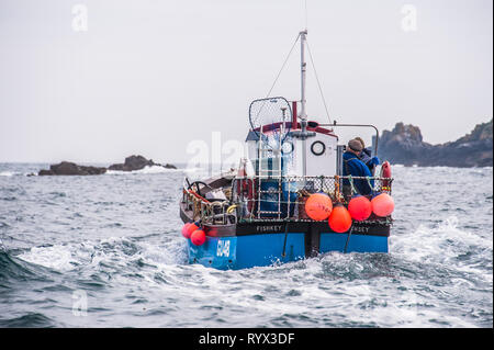 Fischerboot Fishkey verlassen Sark für die Arbeit eines Tages fotografiert von einem anderen Boot Stockfoto