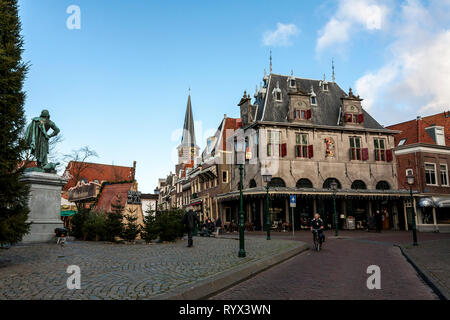 Hoorn, Niederlande - 11. Dezember 2009: Square Roode Steen mit der Waage (De Waag). Leute sitzen und trinken außerhalb des Restaurants. Stockfoto