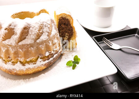 In Scheiben geschnitten Marmor bundt Cake aus Österreich auf weiße Platte Stockfoto