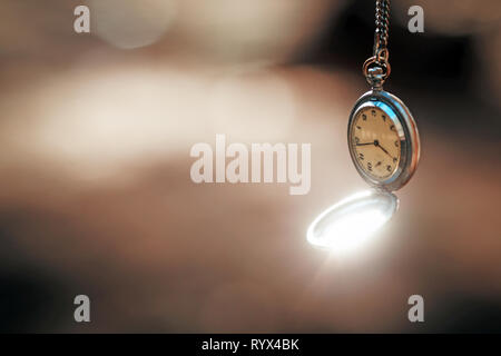 Retro Wecker auf einem Seil an einem schönen Hintergrund Stockfoto
