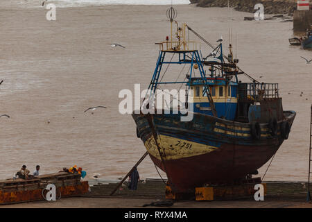 Nahaufnahme der großen alten Fischerboot im Trockendock in Essaouira, Marokko repariert wird Stockfoto