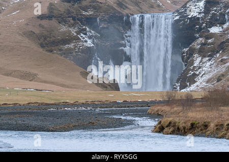 Schöne Skogafoss an einem kalten Wintertag, Island, Europa Stockfoto