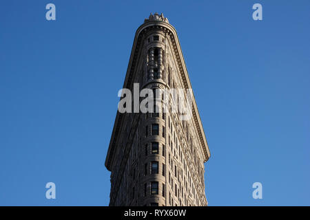 Sauberes Bild des Flatiron Building in New York City mit einem strahlend blauen Himmel Stockfoto