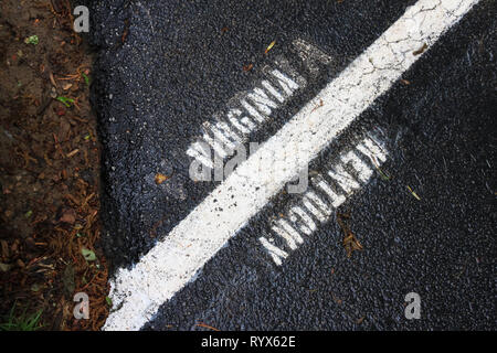 Trennlinie zwischen Virginia und Kentucky lackiert mit weißer Farbe auf den Asphalt. Stockfoto