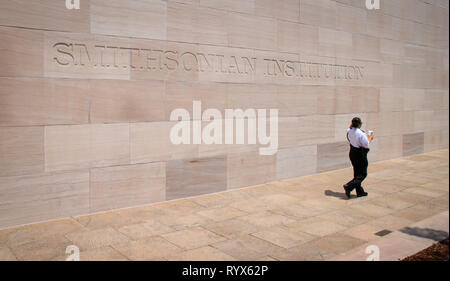 Smithsonian Institution Buchstaben auf eine Wand an der National Mall in Washington DC, USA Stockfoto