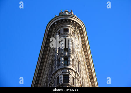 Sauberes Bild des Flatiron Building in New York City mit einem strahlend blauen Himmel Stockfoto