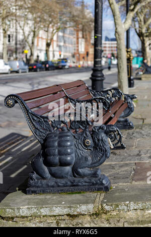 LONDON, Großbritannien - 11. März: Camel design Holzbank am Victoria Embankment in London am 11. März 2019 Stockfoto