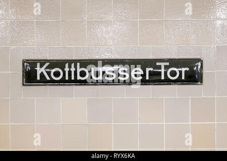 Berlin, Deutsch - Juni 2017: U-Bahnhof Zeichen des Kottbusser Tors in Berlin, Deutschland Stockfoto