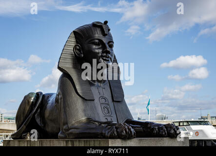 LONDON, Großbritannien - 11. März: Die Sphinx auf dem Damm in London am 11. März 2019 Stockfoto