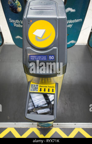 Barcode Tore und Barcode Ticket Scanner an einem Bahnhof in London, Großbritannien Stockfoto