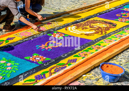 Antigua, Guatemala - März 11, 2018: Dekorieren gefärbte Sägespäne Fastenzeit Teppich zerstört Momente später durch Prozessionen in der Kolonialstadt. Stockfoto