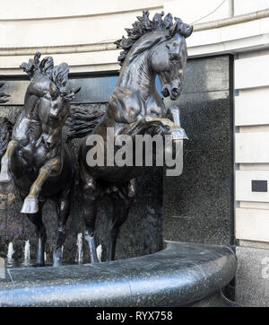 LONDON, UK - 11. März: Die Pferde der Helios-Statue in Piccadilly London am 11. März 2019 Stockfoto