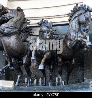 LONDON, UK - 11. März: Die Pferde der Helios-Statue in Piccadilly London am 11. März 2019 Stockfoto