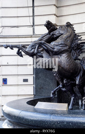 LONDON, UK - 11. März: Die Pferde der Helios-Statue in Piccadilly London am 11. März 2019 Stockfoto