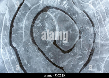 Abstraktes Muster auf einer gefrorenen Pfütze Stockfoto