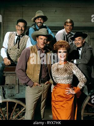 GLENN STRANGE, KEN CURTIS, JAMES ARNESS, Amanda Blake, Robert EWING, MILBURN STONE, PULVERDAMPF, 1966 Stockfoto