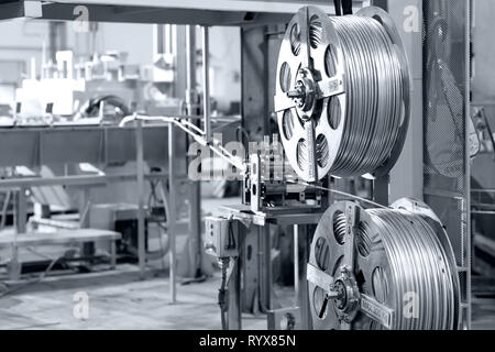 Zwei Spulen mit Aluminium Alloy Wire in der Gießhalle. Schwarz und Weiß Foto Stockfoto