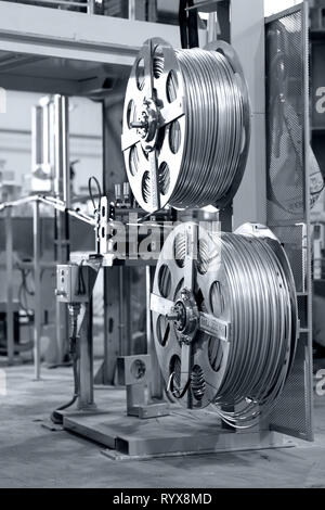 Zwei Spulen mit Aluminium Alloy Wire in der Gießhalle. Schwarz und Weiß Foto Stockfoto