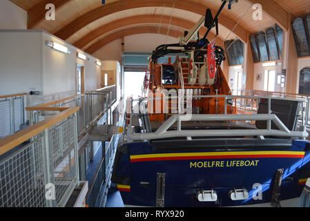 Moelfre Rettungsboot in seiner Station in Moelfre auf Anglesey im Norden von Wales Stockfoto