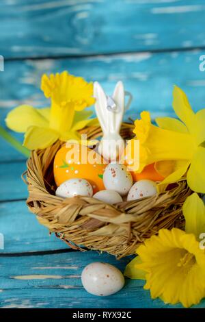 Oster-Deko mit Eiern und Blumen Stockfoto