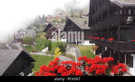 Berghütte auf der Oberseite der Schweizer Alpen wie eine Wolke auf der Durchreise Stockfoto