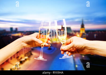 Warschau Polen Hauptstadt in der Innenstadt mit zwei Gläser Champagner Sekt in der Hand feiern Stockfoto