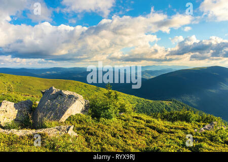 Bergwelt im Sommer mit einem bewölkten Himmel in Abend. grünes Gras Wiese mit einigen Felsen auf dem Hügel. ridge in der Ferne. schöne Karpaten Stockfoto