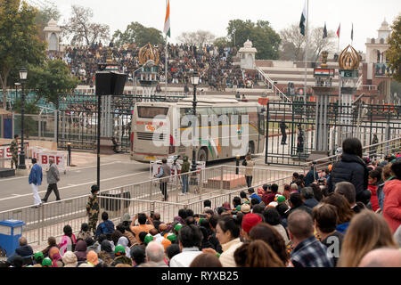 Die Attari-Wagah Grenze Abschlussfeier wird unterbrochen, während ein Bus von Delhi nach Lahore die Grenze überquert. Stockfoto