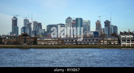 London, Großbritannien - 03 Februar, 2019: Blick über die Themse auf Canary Wharf, major Financial District, mit Wohnbauten im Vordergrund Stockfoto