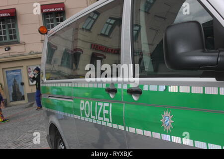 Seitenansicht eines älteren Grün - Silber deutsche Polizei Bus. Mit reflektierenden Buchstaben mit nicht-transparente Scheiben beschriftet. Stockfoto