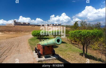 Alte Kanone vor San Pedro de la Roca Schloss (Castillo del Morro) Festung auf Santiago de Cuba Küste, ein UNESCO-Weltkulturerbe Stockfoto