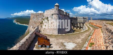 Weiten Panoramablick von Castillo del Morro oder San Pedro de la Roca Burg auf Santiago de Cuba Küste, ein UNESCO-Weltkulturerbe Stockfoto