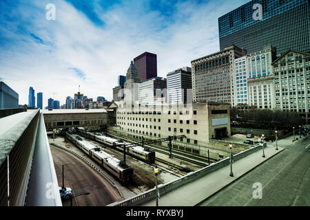 Züge und Schienen in der Innenstadt von Chicago, Illinois, USA Stockfoto