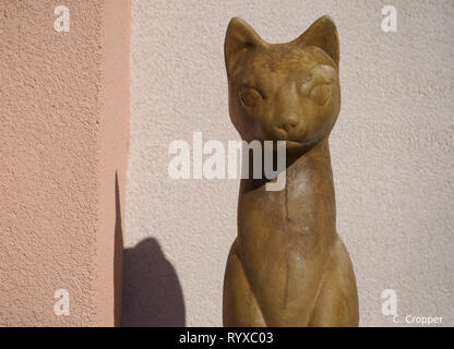 Stein Katze garten Ornament auf Anzeige außen Stockfoto