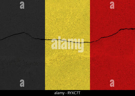 Belgien Flagge auf Betonwand mit Crack. Patriotische grunge Hintergrund. Nationale Flagge von Belgien Stockfoto