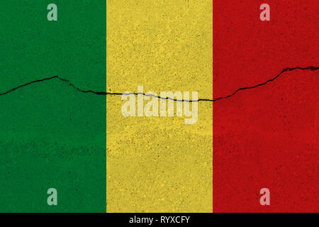 Mali Flagge auf Betonwand mit Crack. Patriotische grunge Hintergrund. Flagge von Mali Stockfoto