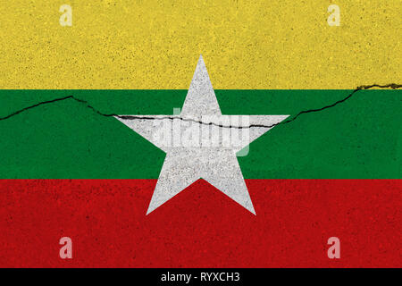 Myanmar Flagge auf Betonwand mit Crack. Patriotische grunge Hintergrund. Nationalflagge von Myanmar Stockfoto