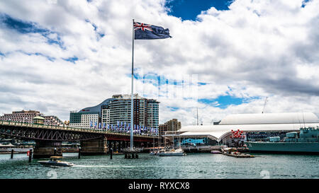 22. Dezember 2018, Sydney NSW Australien: Sydney Darling Harbour Panorama mit riesigen australischen Flagge und Pyrmont Bridge mit trübes Wetter in NSW Stockfoto