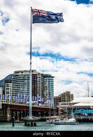 22. Dezember 2018, Sydney NSW Australien: Vertikale Sicht auf die riesige Australische Flagge in Sydney Darling Harbour in NSW Australien Stockfoto