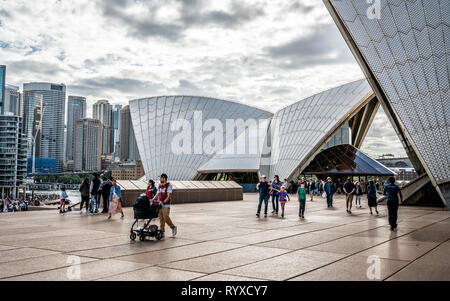 22. Dezember 2018, Sydney NSW Australien: Touristen wandern im Sydney Opera House mit close-up Details der Dach in Sydney NSW Australien Stockfoto