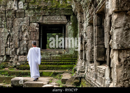 Donchee, Don Chee oder Yaychee, Nonne im Kambodschanischen Budhismus, Besuch Ta Prohm Stockfoto